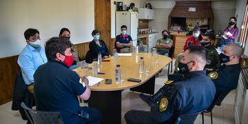 Participaron de la mesa de trabajo el Intendente Daniel Harrington junto a la Secretaria de Gobierno Nancy Jodurcha,
Gendarmería Nacional, Policía, Bomberos Voluntarios, Defensa Civil Tolhuin, el Centro Asistencial Tolhuin, Guarda Parques y la Unidad de Manejo del Fuego.