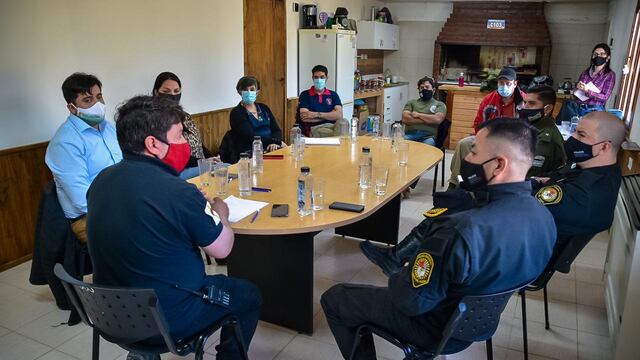 Participaron de la mesa de trabajo el Intendente Daniel Harrington junto a la Secretaria de Gobierno Nancy Jodurcha, 
Gendarmería Nacional, Policía, Bomberos Voluntarios, Defensa Civil Tolhuin, el Centro Asistencial Tolhuin, Guarda Parques y la Unidad de Manejo del Fuego.