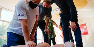 Capacitan a empleados municipales de Las Heras para un eficaz ejercicio del RCP y el apropiado uso de DEA.