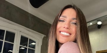 Mucha piel y look tenista: Cinthia Fernández lució un top mega escotado y una minifalda muy diminuta