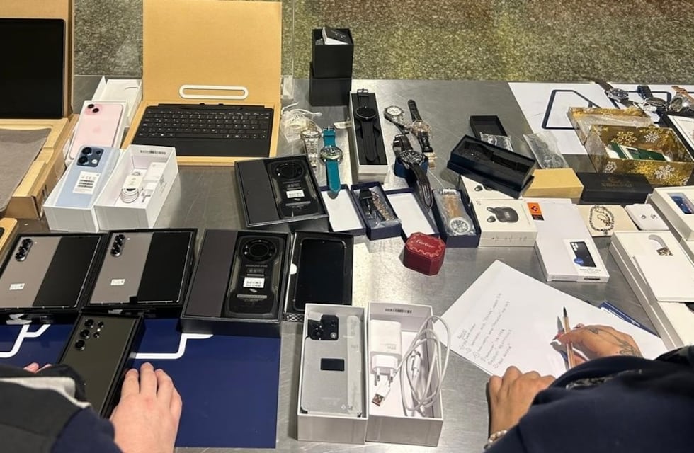 Córdoba: tenía exceso de equipaje y le encontraron objetos que valen millones de pesos