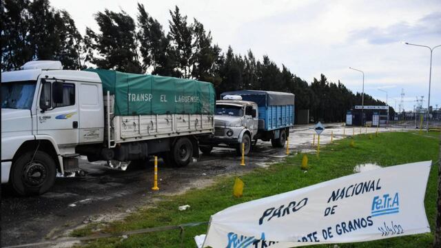 Camioneros de la Federación de Transportadores Argentinos (Fetra) se reunieron en la planta de Louis Dreyfus en General Lagos en el inicio del paro nacional por tiempo indeterminado en el traslado de granos hacia los puertos agroexportadores.