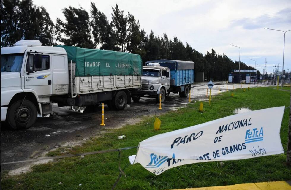 Cuatro dias después: los transportistas de granos levantaron el paro