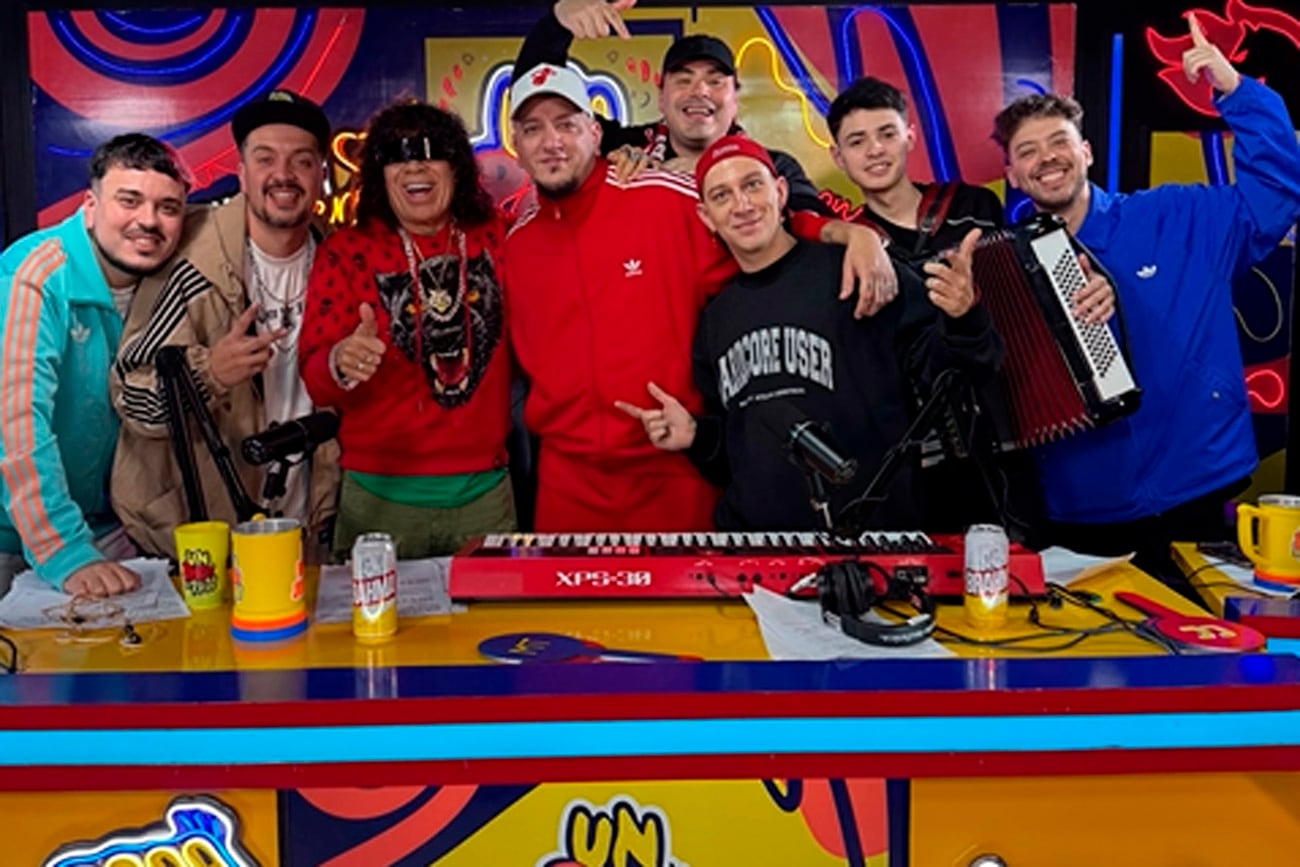 Carlos "La Mona" Jiménez con todo el equipo de Un poco de ruido.