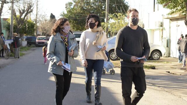 La edila ocupa el tercer lugar en la lista del Frente de Todos que encabeza Norma López (izquierda) e integra Mariano Romero.