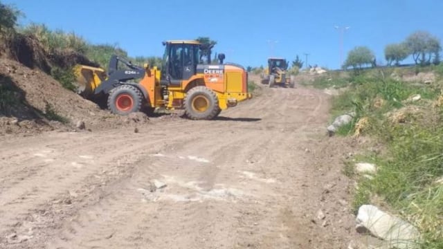 Máquinas de Vialidad Provincial realizan tareas de despeje de una de los caminos de acceso a una ciudad del norte de San Luis. Gentileza ANSL