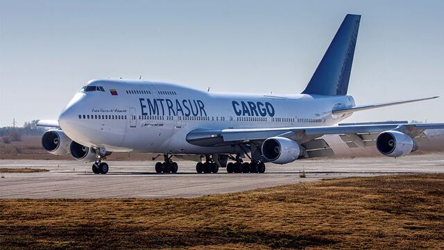 La aeronave de Emtrasur está varada en Ezeiza y su tripulación es investigada por la Justicia argentina.