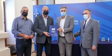 El senador Alcides Calvo, el gobernador Omar Perotti, el intendente Luis Castellano y el Ministro de Seguridad, Jorge Lagna