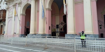 Por las marchas colocaron vallas en Iglesias y monumentos