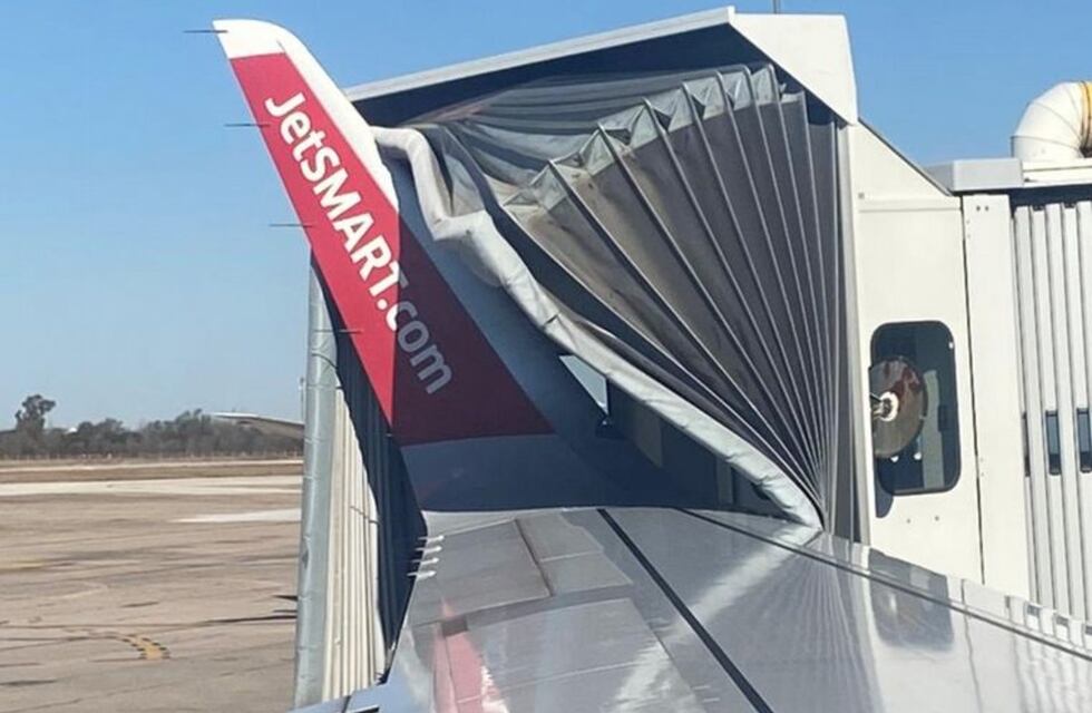 Aeropuerto de Córdoba: las increíbles fotos del avión que chocó la manga de pasajeros
