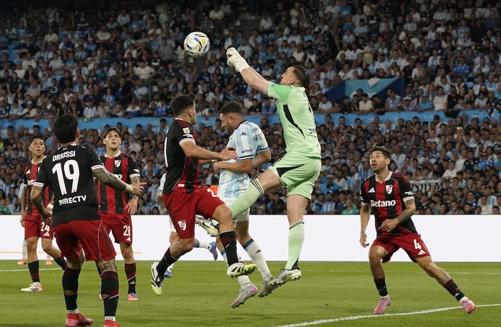 En juego: River lo dio vuelta ante Racing en una ráfaga, con un golazo de Juanfer Quintero