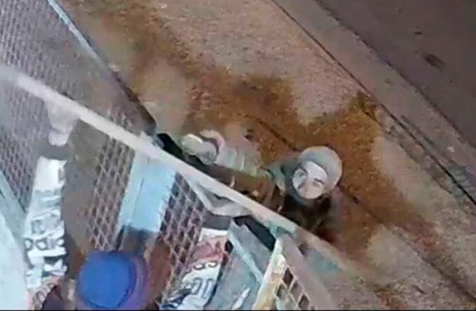 Crecen los insólitos robos en Córdoba: ahora, se llevan las rejillas de los desagües