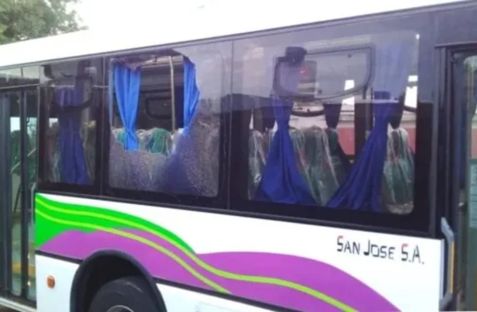 Paraná: atacaron a piedrazos un colectivo del nuevo servicio urbano
