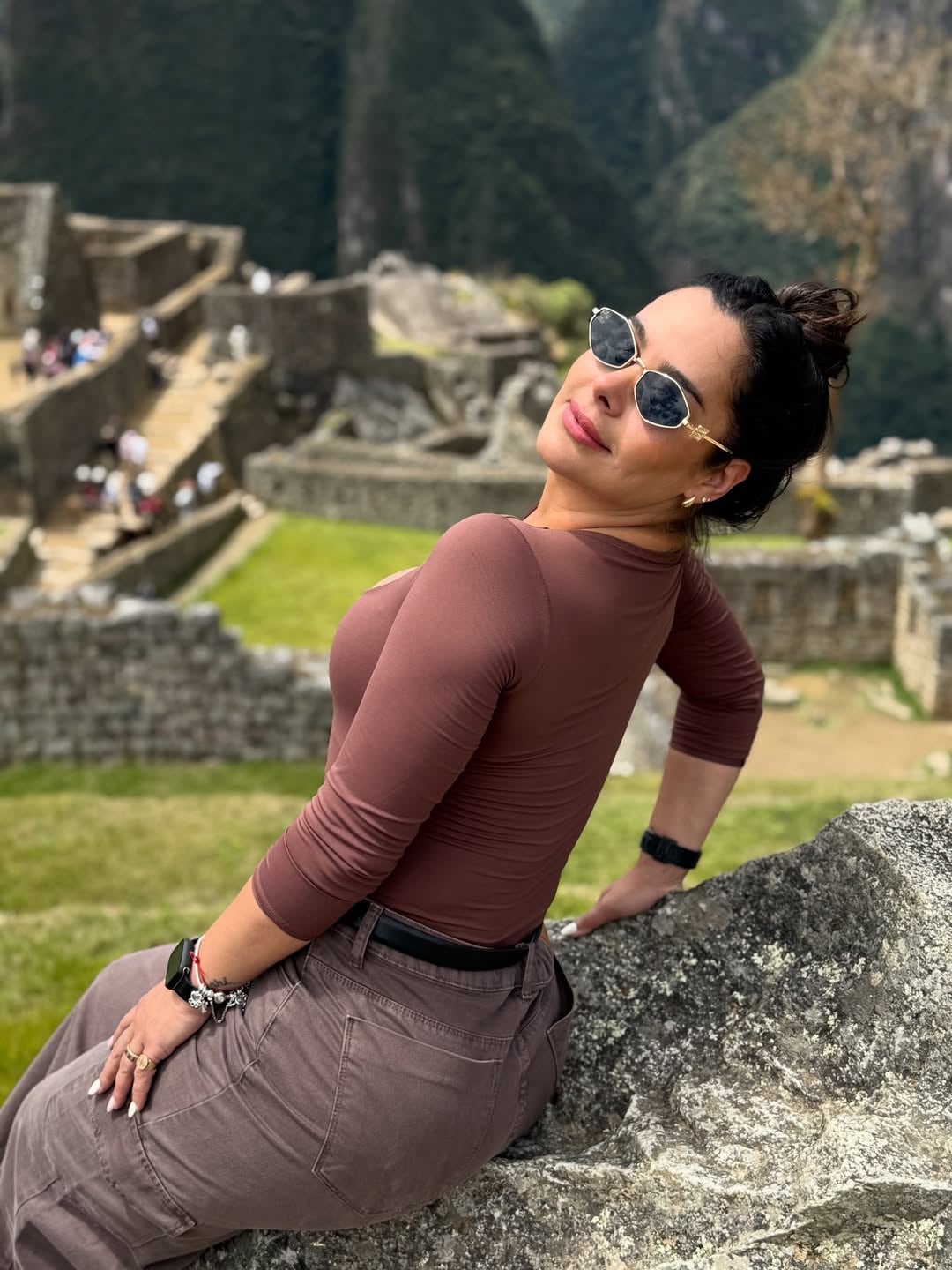 Desde el Machu Picchu, Larissa Riquelme revolucionó Instagram con el look que eligió para explorar una de las 7 Maravillas del Mundo