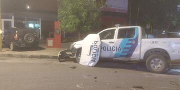 Fuerte choque entre un patrullero y un auto en Colón y Lavalle