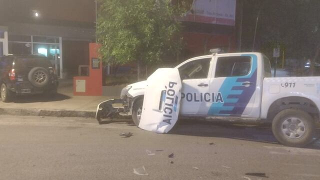 Fuerte choque entre un patrullero y un auto en Colón y Lavalle