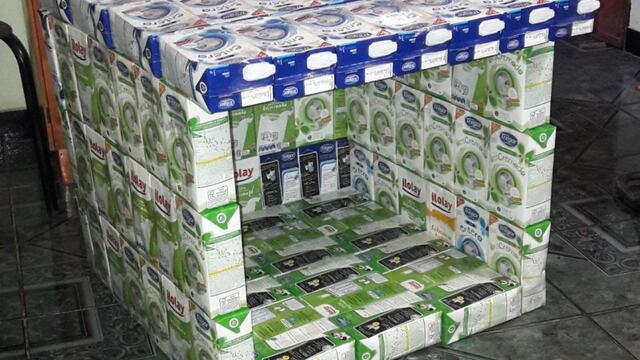 Los rescatistas también recolectan botellas plásticas para canjearlas por alimento.