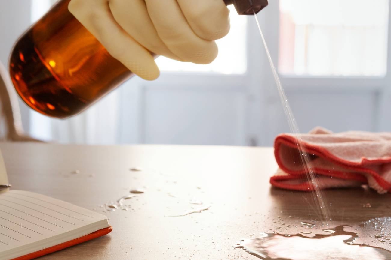 La mezcla de vinagre con romero se utiliza para limpiar superficies (Freepik)