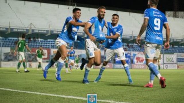 El Gato Gastón Bottino, con un gol para poner en carrera al Celeste.