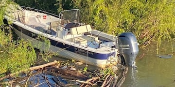 La embarcación quedó detenida entre la vegetación de la orilla oeste.