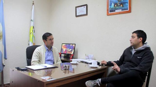 Mauro Páez junto al presidente del Concejo Deliberante de Alvear, José Morán.