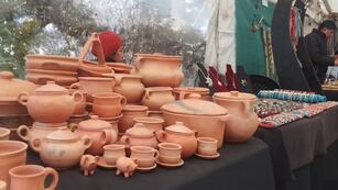 Alfarería tradicional y genuina de la Quebrada de Humahuaca y la Puna jujeña, al alcance de los turistas en la feria de la plaza España.