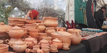 Alfarería tradicional y genuina de la Quebrada de Humahuaca y la Puna jujeña, al alcance de los turistas en la feria de la plaza España.