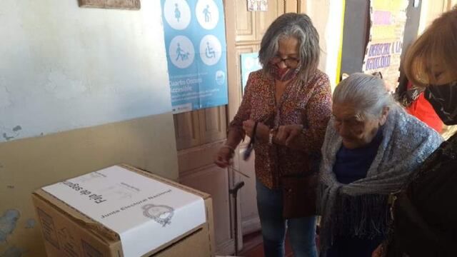 Marcelina Tobar, la señora de 101 años que se presentó a votar - La Popular