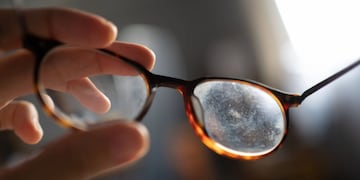 Cuál es truco casero para eliminar las rayaduras de los lentes.
