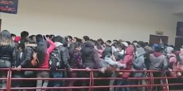Al menos cinco estudiantes murieron tras caer de un cuarto piso de una universidad en Bolivia.