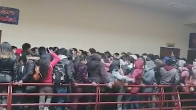 Al menos cinco estudiantes murieron tras caer de un cuarto piso de una universidad en Bolivia.
