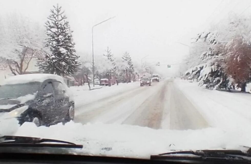 Clases suspendidas y rutas cortadas en Neuquén tras la alerta amarilla por la nevada