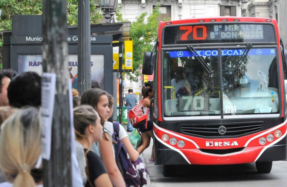 Mujer colgada de un colectivo en Córdoba: Ersa salió a aclarar qué pasó