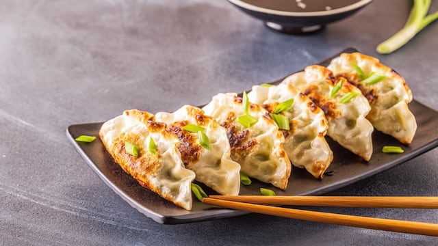 qué son y cómo se preparan las gyozas, playto típico japonés