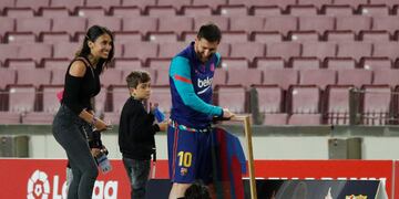 Los pequeño Thiago, Mateo y Ciro estuvieron el campo de juego previo al partido con Valladolid. (Reuter)