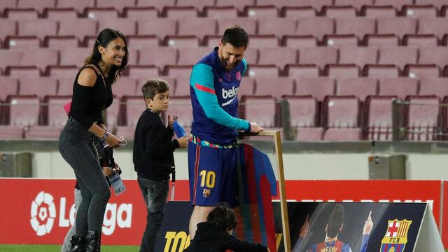 Los pequeño Thiago, Mateo y Ciro estuvieron el campo de juego previo al partido con Valladolid. (Reuter)
