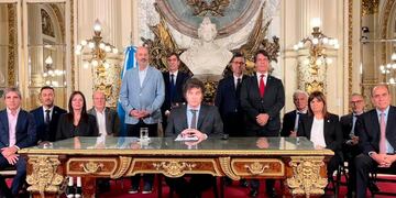 Javier Milei junto a su Gabinete.