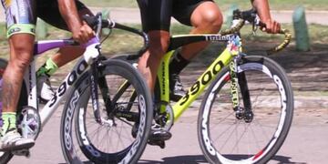 Momento culminante de la prueba. Los puntaltenses Matías Pollio y Carlos Aguilar ganan las pruebas en Master "A" y "B" en el Parque de Mayo.