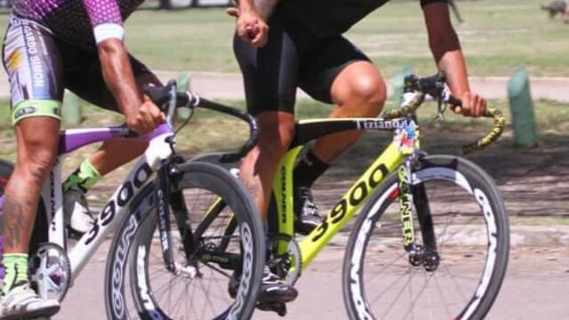 Momento culminante de la prueba. Los puntaltenses Matías Pollio y Carlos Aguilar ganan las pruebas en Master "A" y "B" en el Parque de Mayo.