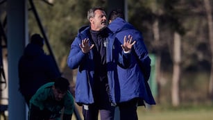 Diego Cocca en acción, durante los amistosos entre Talleres y San Martín de San Juan en el Card Amadeo Nuccetelli. (Prensa Talleres)