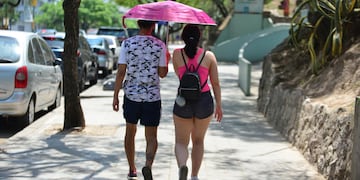 La sombrilla, para el calor desde la mañana. Y paraguas para la tarde...