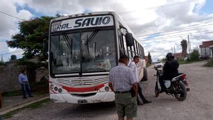 Una de las unidades quedó varada en el ingreso al barrio San José debido a la avería de una de las ruedas.