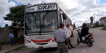 Una de las unidades quedó varada en el ingreso al barrio San José debido a la avería de una de las ruedas.