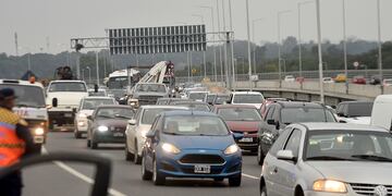 Siniestro vial en avenida de Circunvalación, a la altura del Kempes. Largas colas y demoras. (Pedro Castillo / La Voz)
