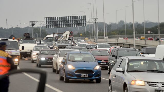 Siniestro vial en avenida de Circunvalación, a la altura del Kempes. Largas colas y demoras. (Pedro Castillo / La Voz)