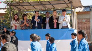 Concejales y dirigentes vecinalistas, en el desfile de instituciones intermedias y municipales que adhirieron a los festejos por los 25 años del barrio ATSA.