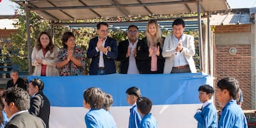 Concejales y dirigentes vecinalistas, en el desfile de instituciones intermedias y municipales que adhirieron a los festejos por los 25 años del barrio ATSA.