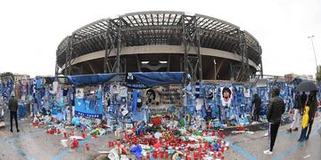 Santuario. Las afueras del estadio napolitano explican por qué desde ahora se llamará "Diego Armando Maradona". / gentileza