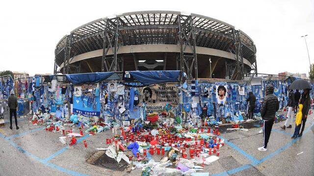 Santuario. Las afueras del estadio napolitano explican por qué desde ahora se llamará "Diego Armando Maradona". / gentileza