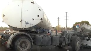 El vuelco de un camión bloqueó el paso vehicular cerca de Villa Gobernador Gálvez.